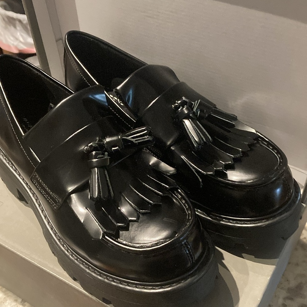 New, Black Vagabond Cosmo lug sole tassel loafer - Sz 39. Box & tissue. Worn x1